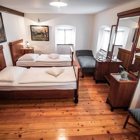 Hotel Dvor Jezersek Brnik Церклье-на-Гореньскем Экстерьер фото