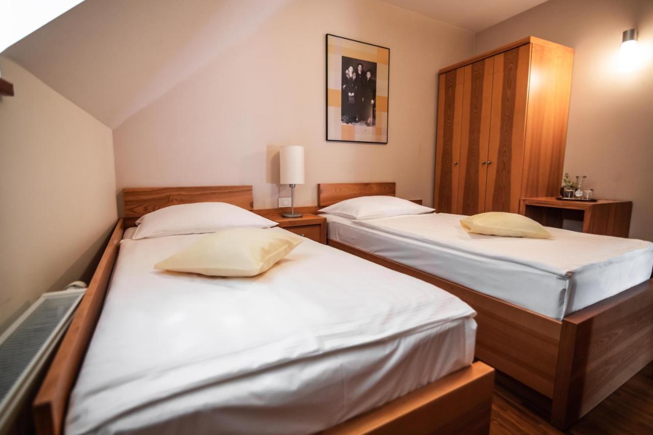 Hotel Dvor Jezersek Brnik Церклье-на-Гореньскем Экстерьер фото