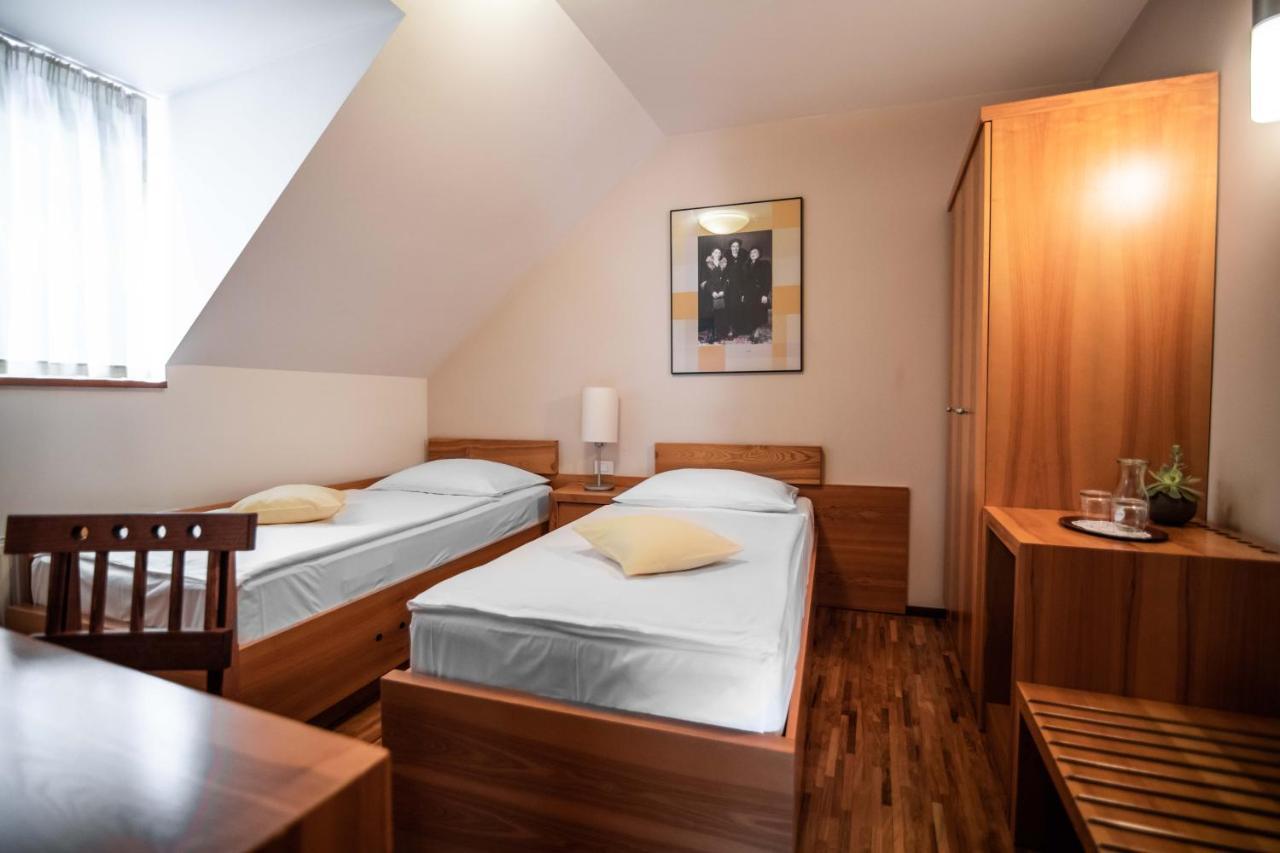 Hotel Dvor Jezersek Brnik Церклье-на-Гореньскем Экстерьер фото