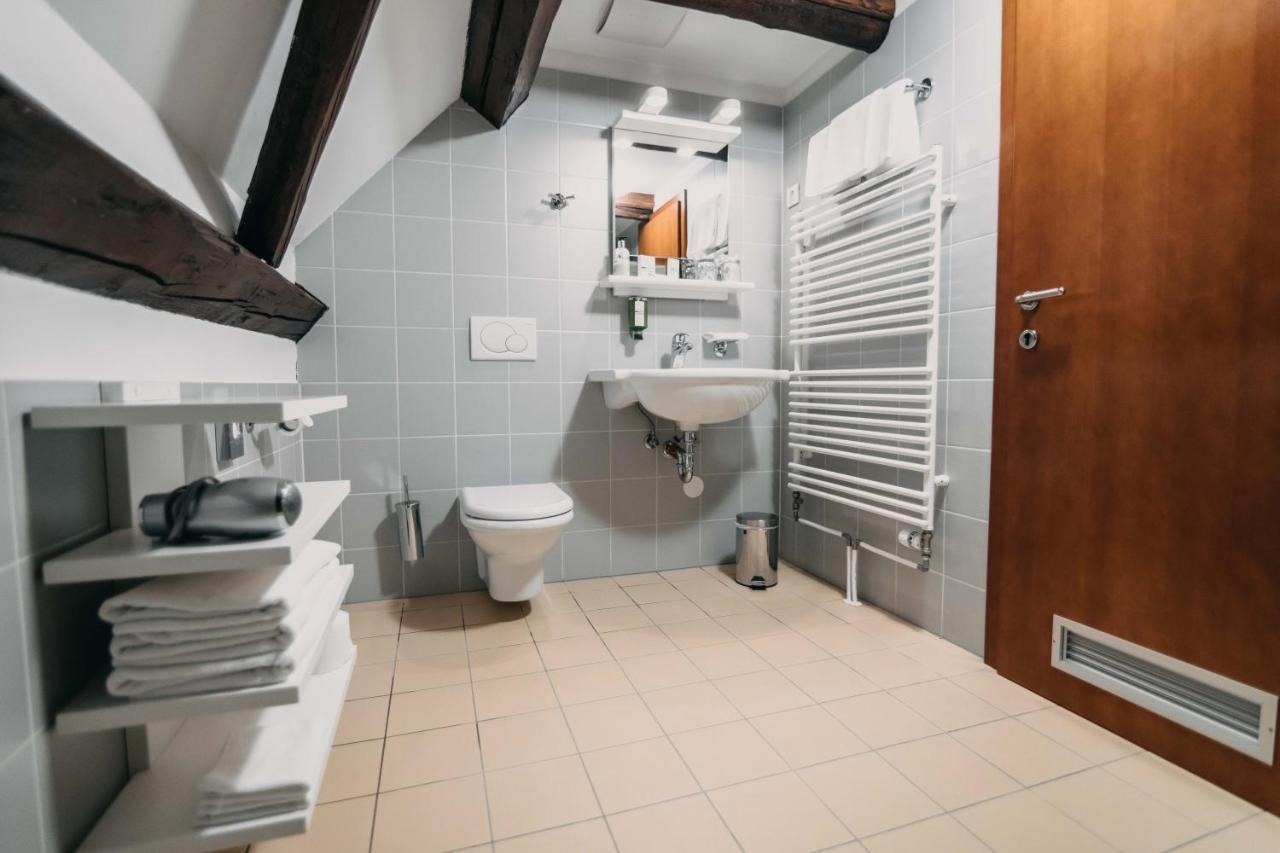 Hotel Dvor Jezersek Brnik Церклье-на-Гореньскем Экстерьер фото