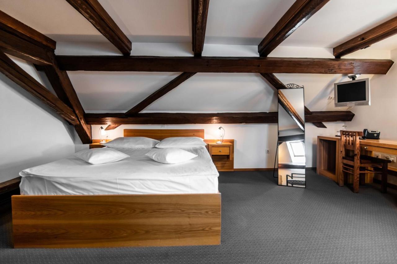 Hotel Dvor Jezersek Brnik Церклье-на-Гореньскем Экстерьер фото