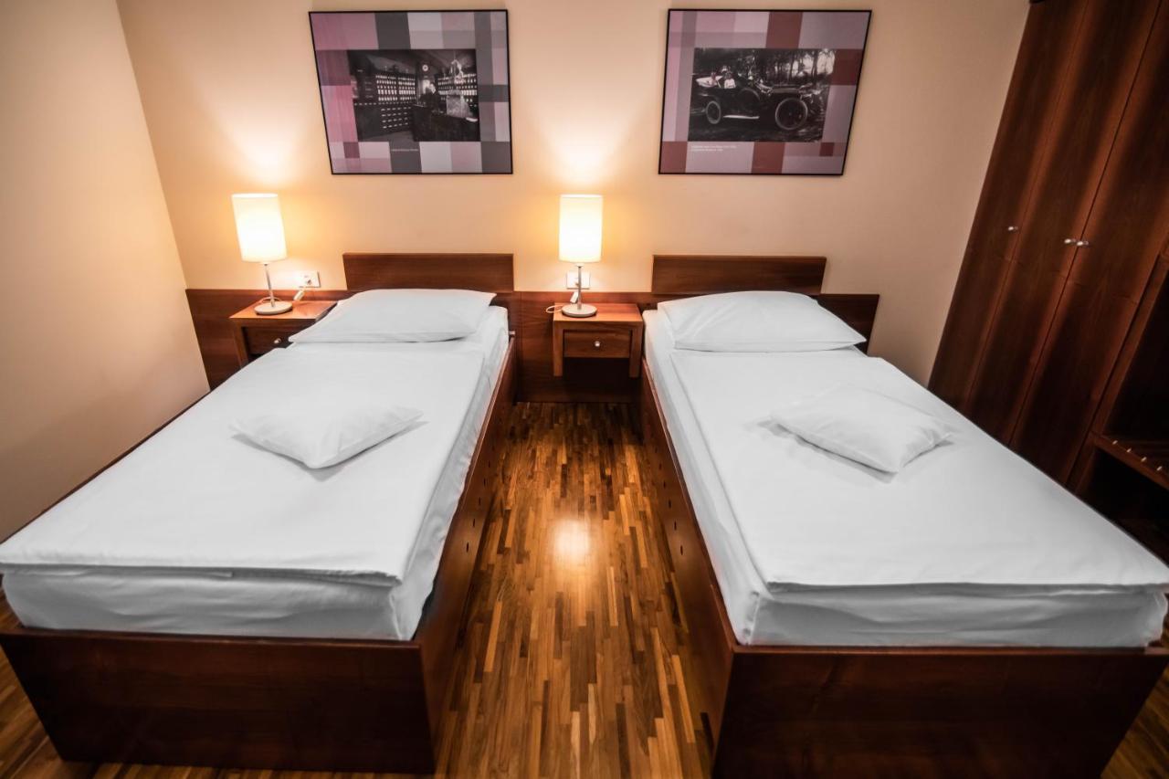 Hotel Dvor Jezersek Brnik Церклье-на-Гореньскем Экстерьер фото