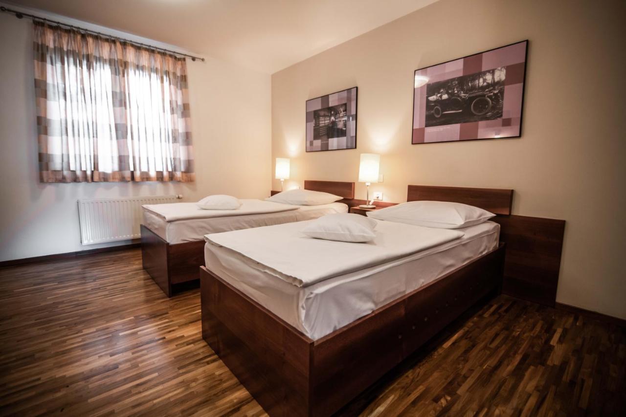 Hotel Dvor Jezersek Brnik Церклье-на-Гореньскем Экстерьер фото