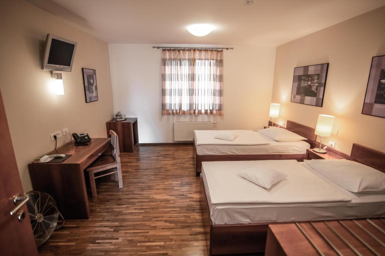 Hotel Dvor Jezersek Brnik Церклье-на-Гореньскем Экстерьер фото