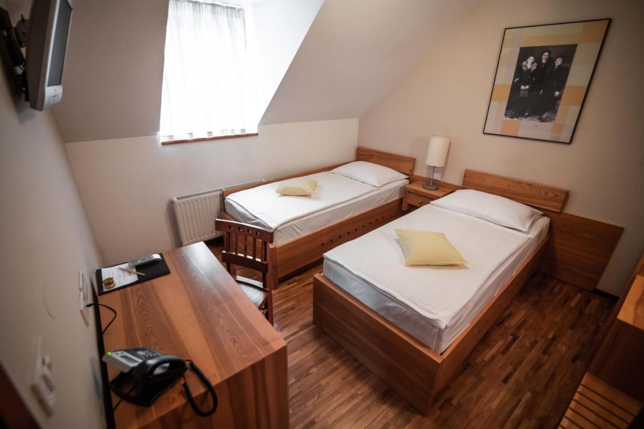Hotel Dvor Jezersek Brnik Церклье-на-Гореньскем Экстерьер фото