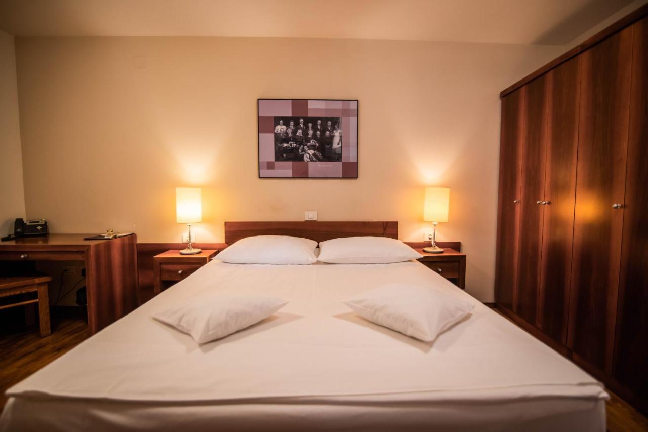 Hotel Dvor Jezersek Brnik Церклье-на-Гореньскем Экстерьер фото