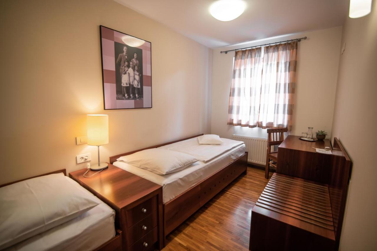 Hotel Dvor Jezersek Brnik Церклье-на-Гореньскем Экстерьер фото