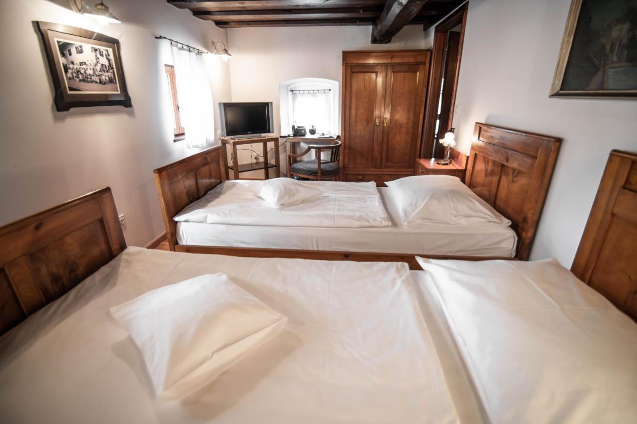 Hotel Dvor Jezersek Brnik Церклье-на-Гореньскем Экстерьер фото