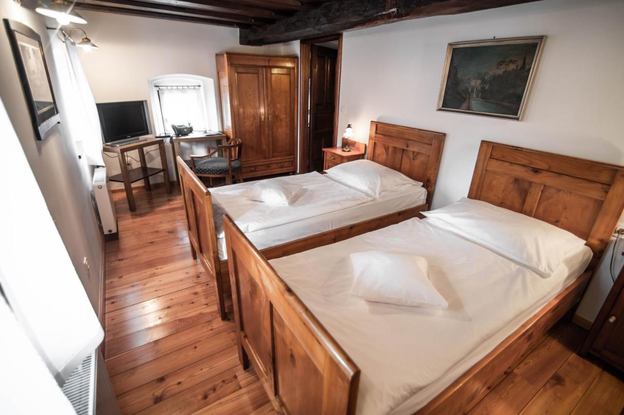 Hotel Dvor Jezersek Brnik Церклье-на-Гореньскем Экстерьер фото