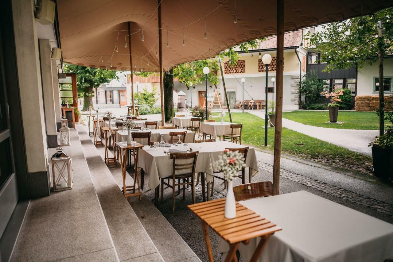 Hotel Dvor Jezersek Brnik Церклье-на-Гореньскем Экстерьер фото