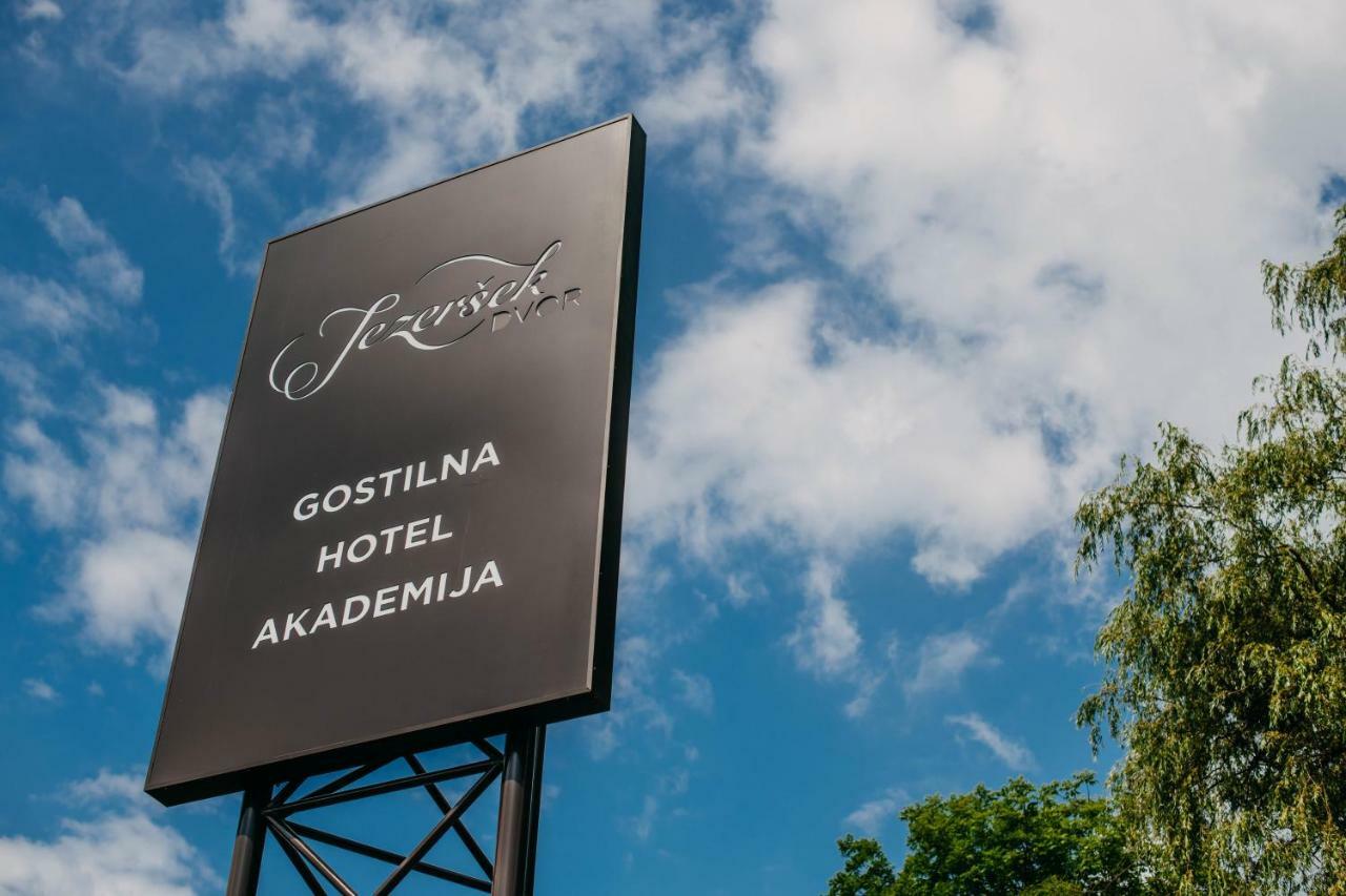 Hotel Dvor Jezersek Brnik Церклье-на-Гореньскем Экстерьер фото