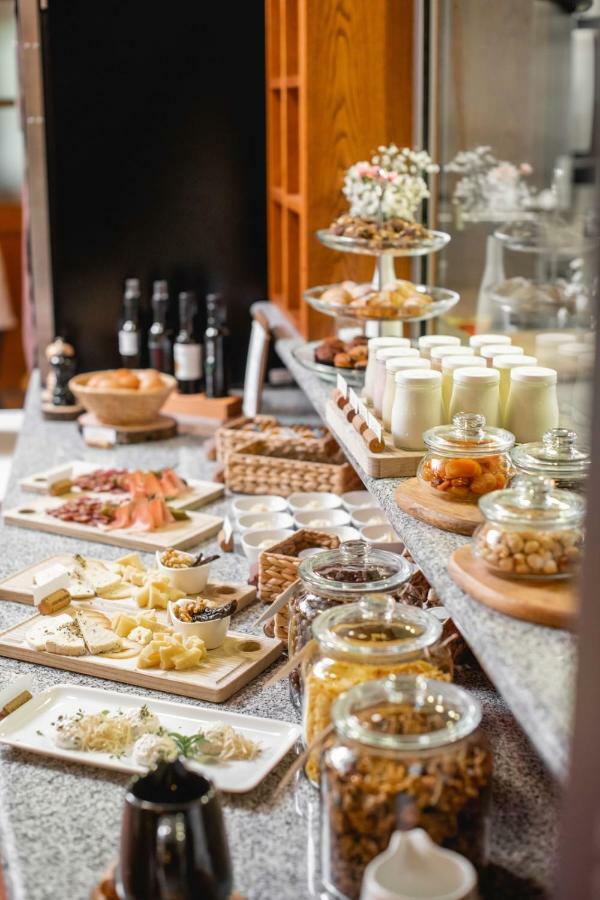 Hotel Dvor Jezersek Brnik Церклье-на-Гореньскем Экстерьер фото