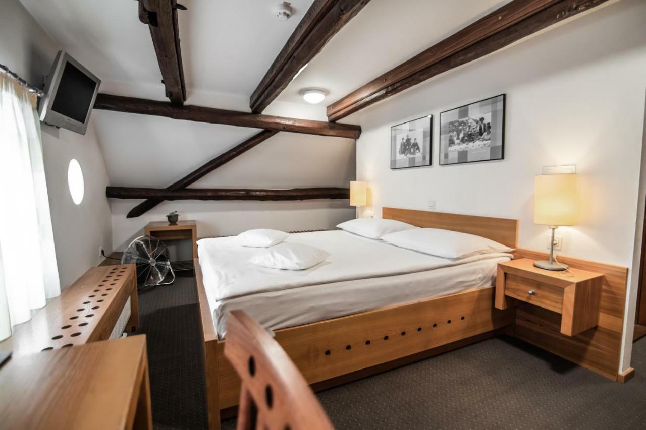 Hotel Dvor Jezersek Brnik Церклье-на-Гореньскем Экстерьер фото