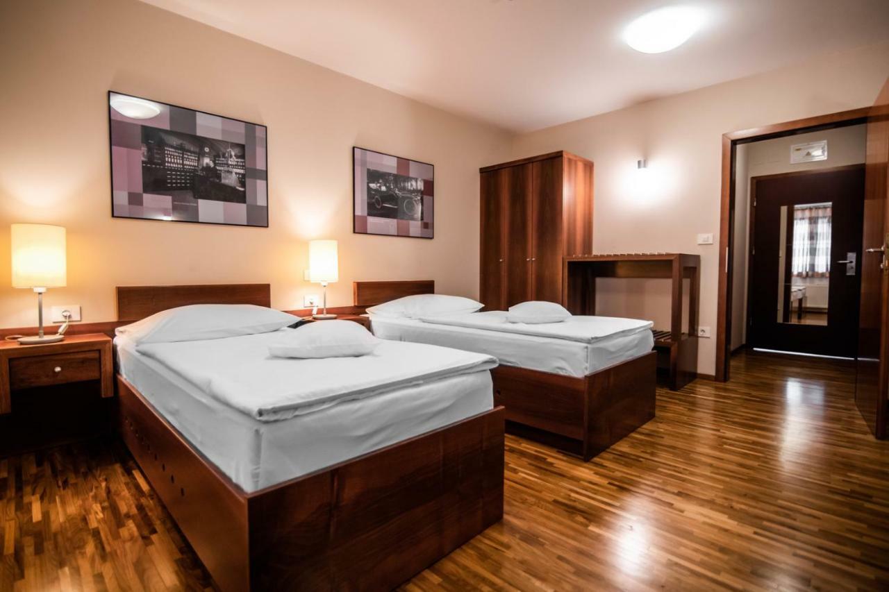 Hotel Dvor Jezersek Brnik Церклье-на-Гореньскем Экстерьер фото
