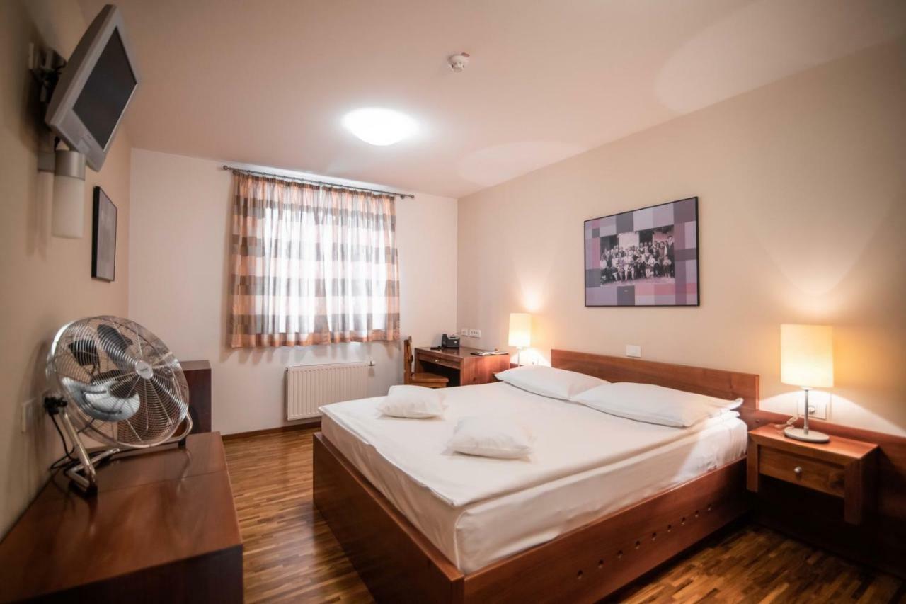 Hotel Dvor Jezersek Brnik Церклье-на-Гореньскем Экстерьер фото